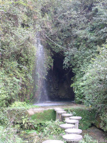 Une des entrées de la grotte-résurgence de Xiangshuidong 响水洞 - réseau de Shuanghedongqun 双河洞 - (Suiyang 绥阳,  Zunyi Shi 遵义市, Guizhou 贵州省)