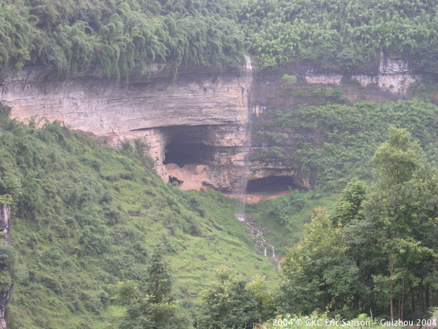 Vu du nord, le porche d'entrée de la grotte Pixiaodong 皮硝洞 (à gauche) et le porche borgne (à droite) - réseau de Shuanghedong 双河洞 - (Wenquan, Suiyang 绥阳, Zunyi 遵义市, Guizhou 贵州省, Chine 中国)