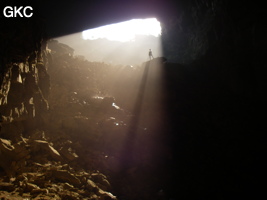 De par sa taille et son orientation l'entrée de la grotte de Ganmadong 1 laisse généreusement entré les rayons du soleil (Guizhou 贵州省, Qiannan 黔南, Pingtang 平塘)