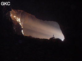 De par sa taille et son orientation l'entrée de la grotte de Ganmadong 1 laisse généreusement entré les rayons du soleil (Guizhou 贵州省, Qiannan 黔南, Pingtang 平塘)