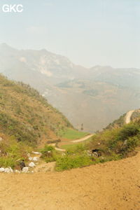 La route en lacet qui descend du plateau de Baoji et rejoint la vallée de la Gesohe juste entre la perte et la résurgence (Baoji, Panxian,  Guizhou).