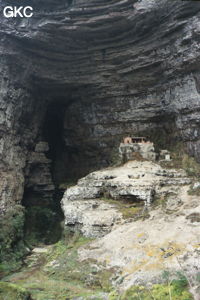 La résurgence de Dayingyandong 大鹰岩洞 s'ouvre dans un site remarquable (Suiyang 绥阳, Zunyi 遵义市, Guizhou 贵州省, Chine).