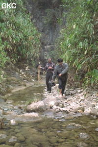 Reconnaissance rapide de la perte de Xiangshuidong, un officiel chinois Richard Maire et B Collignon (au fond) qui rentre frigorifié de son humide petite balade (Hefeng, Hubei)