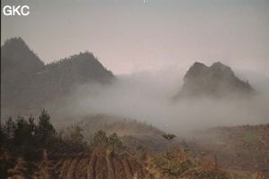 La brume matinale a du mal à se dissiper et reste en écharpe sur les pitons  des hauts du synclinal de Yanziping. (Hefeng, Hubei)