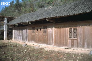 Belle ferme de bois avec ses fenêtres à claustra et sa couverture de tuile noires dans le synclinal de Yanziping (Hefeng Hubei)