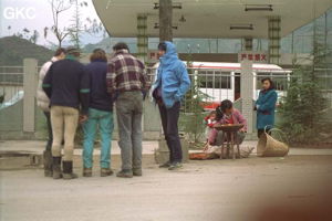 Une partie de l'équipe à la station d'essence de Hefeng. (Hubei)
