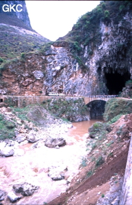 La puissante résurgence de la rivière Gesohe 革索出口, lors d'une petite crue à 70 m3/s en avril 2000. (Panxian, Liupanshui, Guizhou)