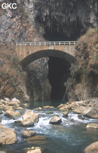 Gesochukou 革索出口 est la puissante résurgence de la rivière Gesohe 革索河. (Panxian 盘县, Liupanshui 六盘水市, Guizhou 贵州省, Chine)