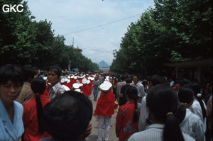 Grande rue de Liupanshui, juste avant la grande fête de célébration du retour de Hong Kong à la Chine les gens affluent vers le stade qui se révélera bien trop petit. (Suicheng, Guizhou)