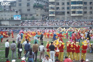 Grande fête pour célébrer le retour de Hong Kong à la Chine. Une foule à faire pâlir les commissions de sécurité les plus laxistes, les couleurs vives des costumes d'une multitude de figurants contrastent avec la grisaille des bâtiments alentours. Et le tout pour un spectacle de deux heures ou se côtoient le pire et le meilleur... Stade de Liupanshui (Suicheng, Guizhou)