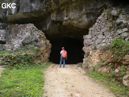 L'entrée nord-ouest de la grotte-tunnel de Chuandong - 穿洞,  et son mur de fortification (Guizhou 贵州省, Qiannan 黔南, Pingtang 平塘).