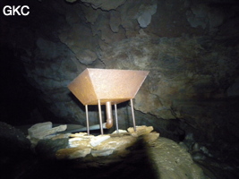 Collecteur de récupération d'eau qui alimente un réservoir d'eau souterrain dans la grotte tunnel de Chuandong - 穿洞 (Guizhou 贵州省, Qiannan 黔南, Pingtang 平塘).