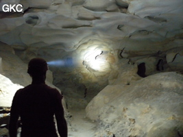 Coupoles de plafond dans la grotte-tunnel de Chuandong - 穿洞 (Guizhou 贵州省, Qiannan 黔南, Pingtang 平塘).