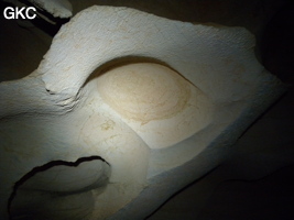 Coupoles de plafond dans la grotte-tunnel de Chuandong - 穿洞 (Guizhou 贵州省, Qiannan 黔南, Pingtang 平塘).