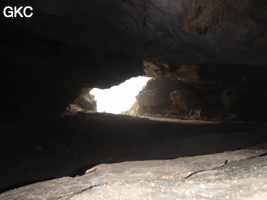 A contre-jour, l'entrée nord-ouest de la grotte-tunnel de Chuandong - 穿洞 (Guizhou 贵州省, Qiannan 黔南, Pingtang 平塘).