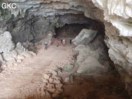 Galerie d'entrée sud-est de la grotte-tunnel de Chuandong - 穿洞 (Guizhou 贵州省, Qiannan 黔南, Pingtang 平塘).