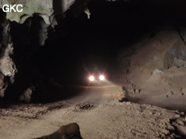 Le trafic routier est fluide dans la galerie d'entrée sud-est de la grotte-tunnel de Chuandong - 穿洞 ! Au sens karstologique comme au sens routier c'est bien une  grotte-tunnel ! (Guizhou 贵州省, Qiannan 黔南, Pingtang 平塘).