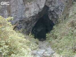 L'entrée de la perte de montagne de Yindong se situe juste au bord du plateau de Baoji d'où elle domine la résurgence de la Gesohe souterraine de plus de 500 m. (Baoji, Panxian, Liupanshui, Guizhou)