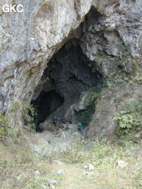 L'entrée de la perte de montagne de Yindong se situe juste au bord du plateau de Baoji d'où elle domine la résurgence de la Gesohe souterraine de plus de 500 m. (Baoji, Panxian, Liupanshui, Guizhou)